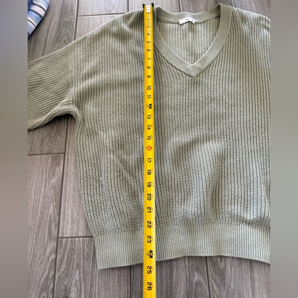 Tna Aritzia|Olive green thick knit ribbed V-Neck oversized pullover sweater•••XS - Picture 9 of 11